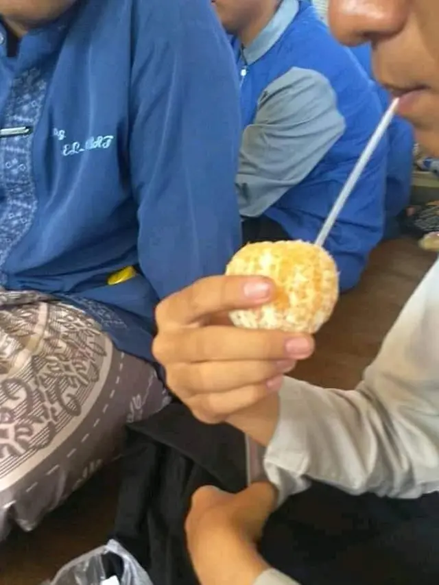 6 Cara Makan Jeruk Ini Nyeleneh Banget, Bikin Geleng Kepala