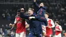 Para pemain Arsenal merayakan kemenangan atas Tottenham Hotspur usai pertandingan lanjutan Liga Inggris di Stadion Tottenham Hotspur di London, Inggris, Minggu (15/1/2023). Arsenal menang atas Tottenham dengan skor 2-0. (AP Photo/Frank Augstein)