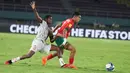 Pemain Timnas Mali U-17, Mahamoud Barry (kiri) berebut bola dengan pemain Timnas Maroko U-17, Hamza Koutoune pada laga perempat final Piala Dunia U-17 2023 di Stadion Manahan, Solo, Sabtu (25/11/2023). (Doc. LOC WCU17/RKY)