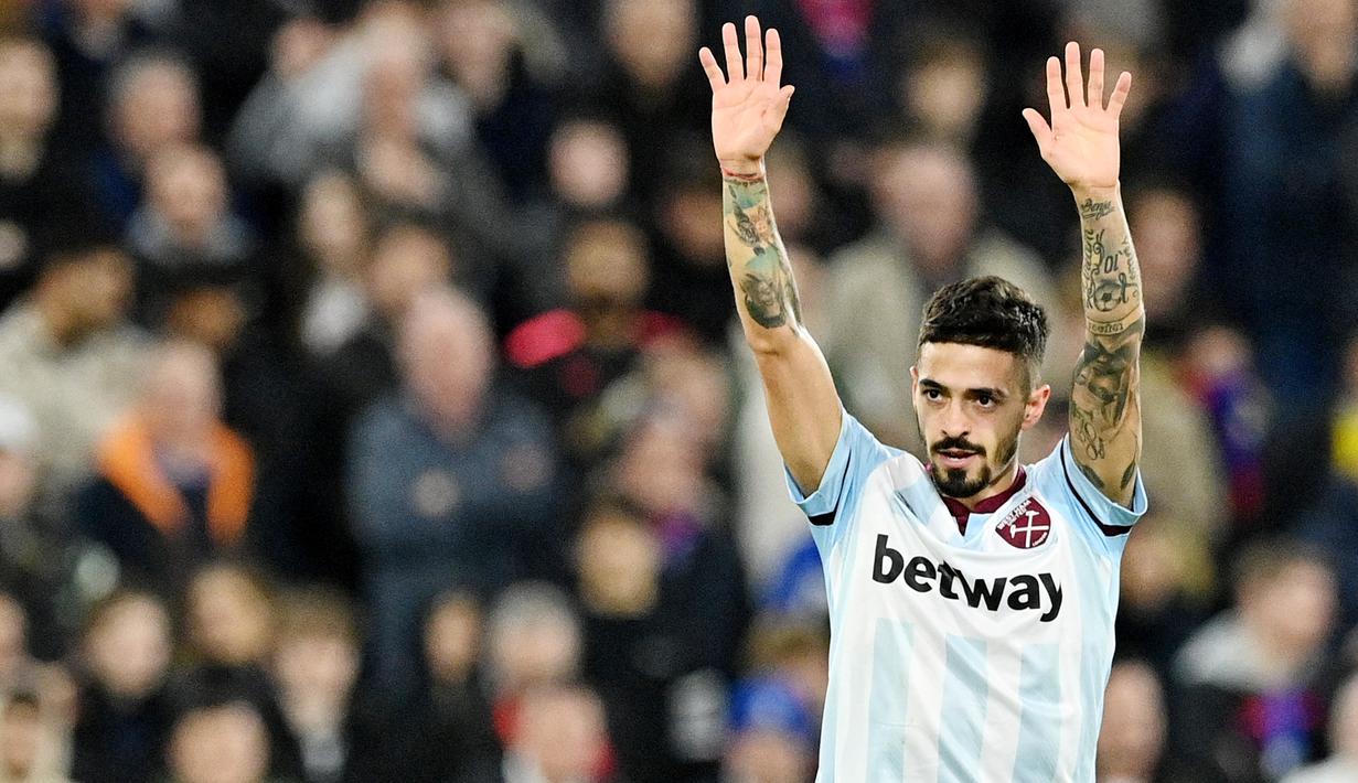 Pemain West Ham United, Manuel Lanzini, saat melawan Crystal Palace pada laga Liga Inggris di Stadion Selhurst Park, (1/1/2022). Nama Manuel Lanzini mulai mencuat saat bermain untuk West Ham United pada musim panas 2016. Pemain berdarah Argentina itu ternyata pernah satu tim dengan Ciro Alves saat masih berseragam Fluminese. (AFP/Justin Tallis)