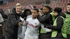 Gelandang RB Salzburg, Noah Okafor (tengah) berselebrasi bersama rekan satu timnya setelah mencetak gol ke gawang Sevilla selama pertandingan Grup G Liga Champions di Salzburg, Austria, Kamis (9/12/2021). Salzburg menang tipis atas Sevilla dengan skor 1-0. (AFP/APA/Hans Punz)