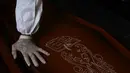Petugas mengeluarkan peti mati jenazah Jose Bernardino Ferreira (77), yang meninggal akibat komplikasi COVID-19 di rumahnya, di Manaus, negara bagian Amazonas (22/1/2021). Meninggal korban COVID-19 di rumah karena kurangnya ketersediaan rumah sakit dan kekurangan oksigen. (AP Photo/Edmar Barros)