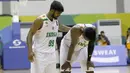 Dua pebasket India, Maruthan Kasi Rajan dan Annadurai tertunduk lesu usai kalah 68-78 kontra Indonesia pada final Invitation Tournament Asian Games 2018 di GBK Hall Basket, Jakarta. (Bola.com/Peksi Cahyo)