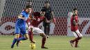 Bek Timnas Indonesia, Fachruddin, berusaa merebut bola dari pemain Filipina pada laga Piala AFF 2016 di Philippine Sports Stadium, Filipina, Selasa (22/11/2016). Kedua tim bermain imbang 2-2. (Bola.com/Nicklas Hanoatubun)