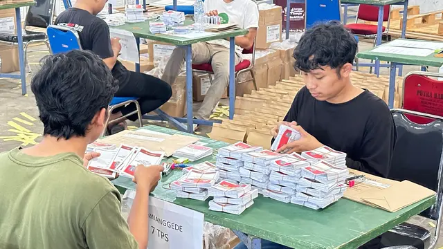 Melihat gudang surat suara Pilkada 2024 yang ada di Kota Batu dan Malang.