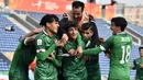 Para pemain Irak U-20 merayakan gol ke gawang Iran U-20 yang dicetak Ali Jasim Elaibi pada laga perempatfinal Piala Asia U-20 2023 di JAR Stadium, Tashkent, Uzbekistan, Sabtu (11/3/2023). (AFC/Pranit Katwal)