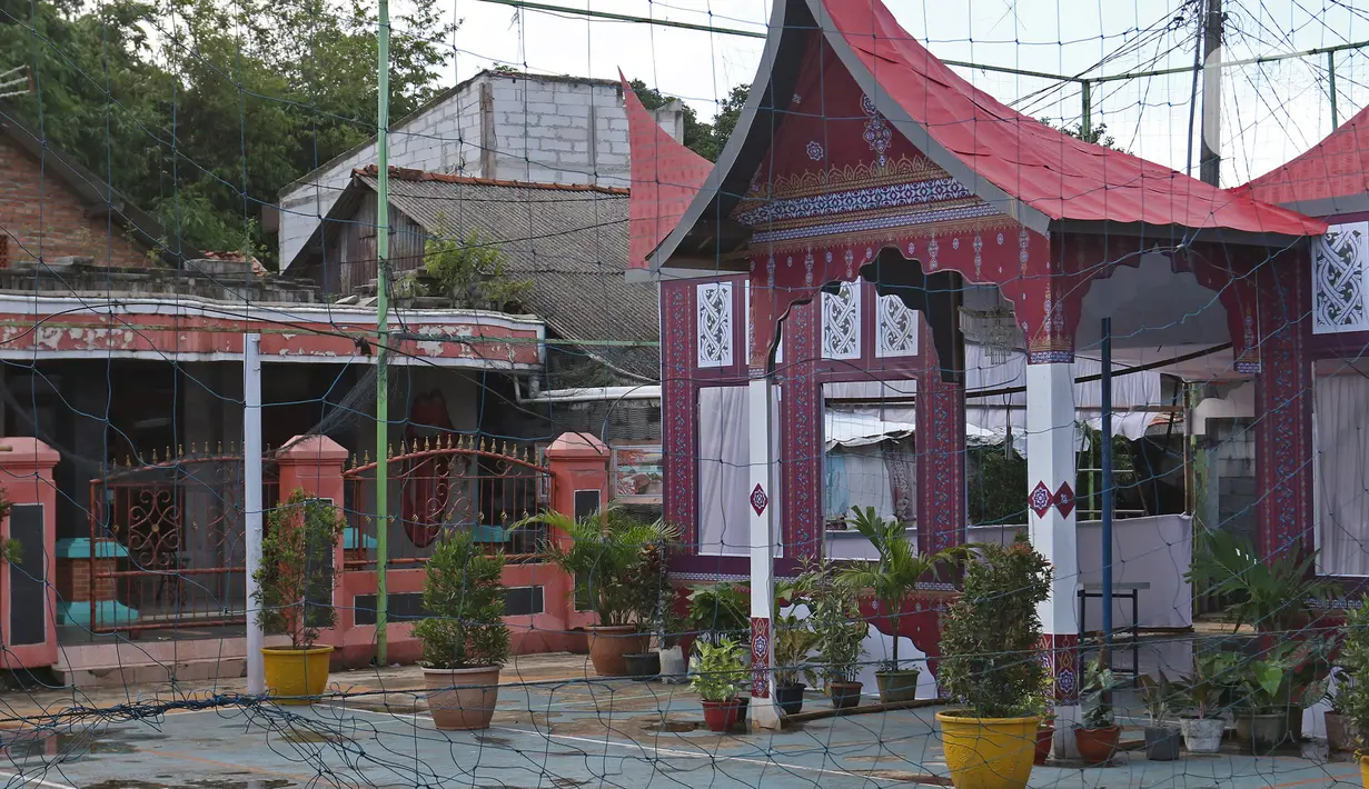 Suasana Tempat Pemungutan Suara (TPS) 34 bernuansa rumah adat Minangkabau di lingkungan RT 06 RW 06 Kelurahan Cipayung, Depok, Selasa (8/12/2020). Jelang pelaksanaan Pilkada serentak 2020, sejumlah TPS bernuansa rumah adat dari berbagai daerah di Indonesia. (Liputan6.com/Herman Zakharia)