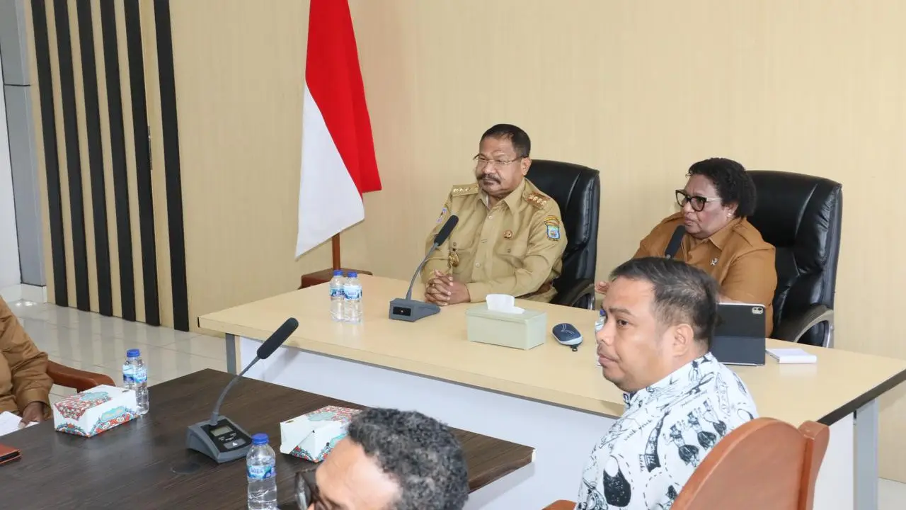 Wakil Menteri Dalam Negeri (Wamendagri) Ribka Haluk dalam rapat lanjutan membahas Surat Keputusan (SK) Tanggap Darurat Konflik Sosial dan Asistensi Penyusunan Regulasi Penanganan Konflik Adat di Kantor Gubernur Papua Pegunungan, Selasa (19/5/2026) (Istime