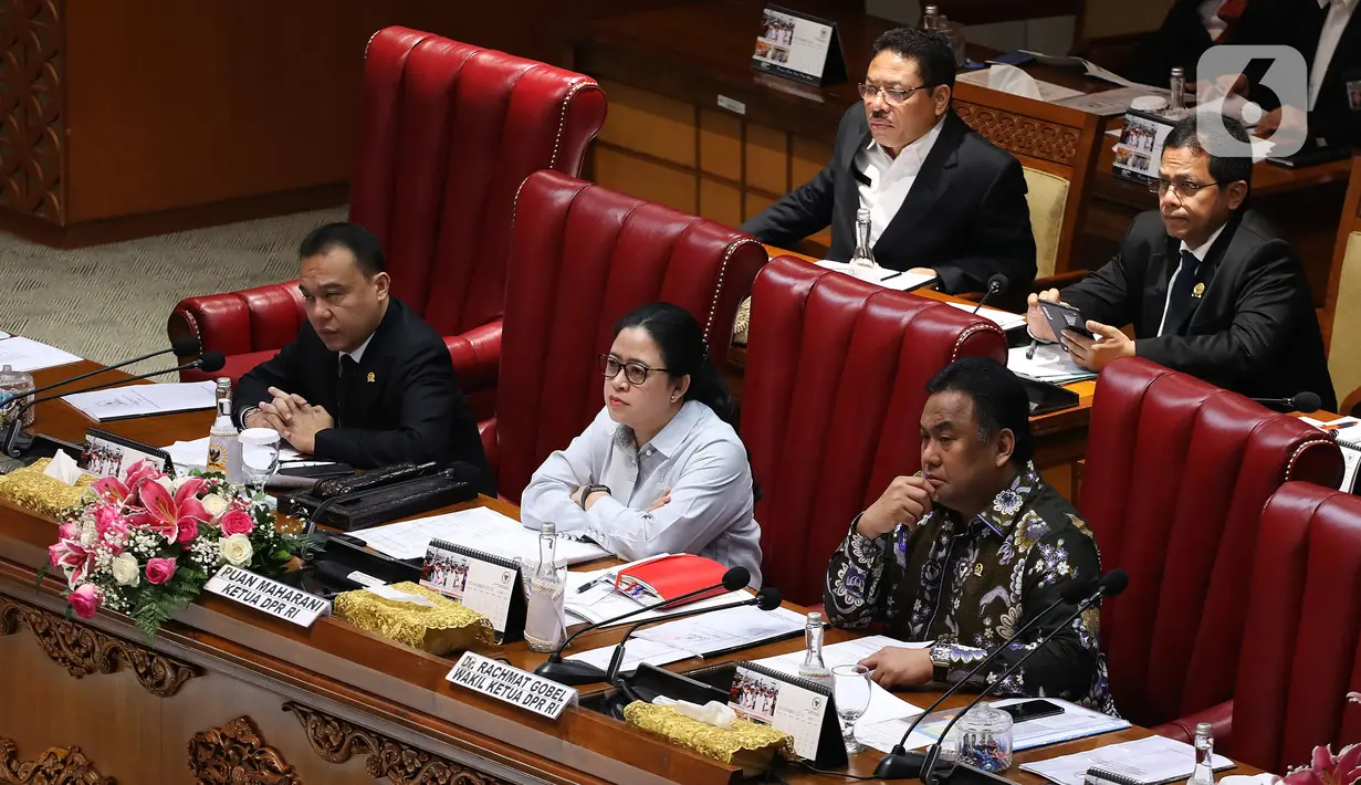 Ketua DPR Puan Maharani (tengah), Wakil Ketua DPR Rachmat Gobel, dan Sufmi Dasco Ahmad saat memimpin penutupan sidang paripurna DPR ke-6 masa persidangan I 2019-2020 di Kompleks Parlemen, Jakarta, Selasa (17/12/2019). (Liputan6.com/Johan Tallo)