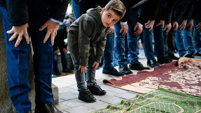 Di Pristina, Kosovo, jamaah menghadiri Masjidil Haram.