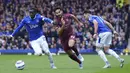 Pemain Manchester City, Ilkay Gundogan (tengah) menggiring bola melewati sejumlah pemain Everton dalam laga lanjutan Liga Inggris 2024/2025 di Goodison Park, Liverpool, Inggris, Sabtu (19/04/2025) waktu setempat. (AP Photo/Peter Byrne)