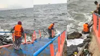 Viral Emak-emak Nekat Terjang Ombak, Cuek Saat Diingatkan