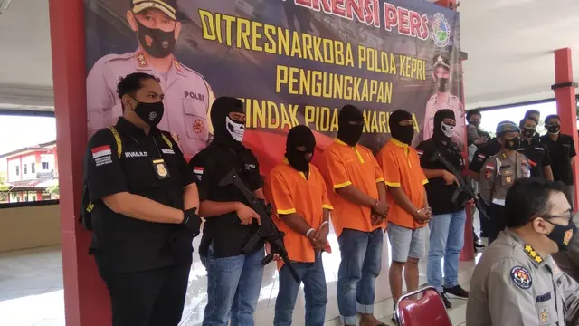 Sebanyak 46 bungkus atau sekitar 46 kilogram narkotika jenis sabu diamankan oleh opsnal Ditresnarkoba Polda Kepri di Pulau Terong, Belakang Padang, Batam. (Foto: Liputan6.com/Ajang Nurdin)