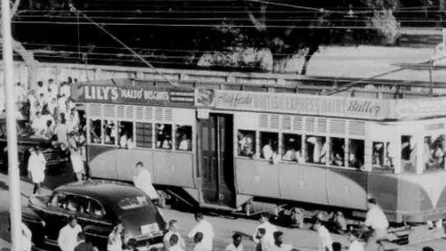 6 Potret Jadul Trem di India Tahun 1900-an, Kereta Kecil di Jalan Raya