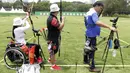 Atlet panahan Asian Para Games melakukan latihan di Lapangan Panahan, Senayan, Jakarta, kamis (04/10/2018). Latihan tersebut juga dalam rangka uji coba lapangan jelang pertandingan. (Bola.com/M Iqbal Ichsan)