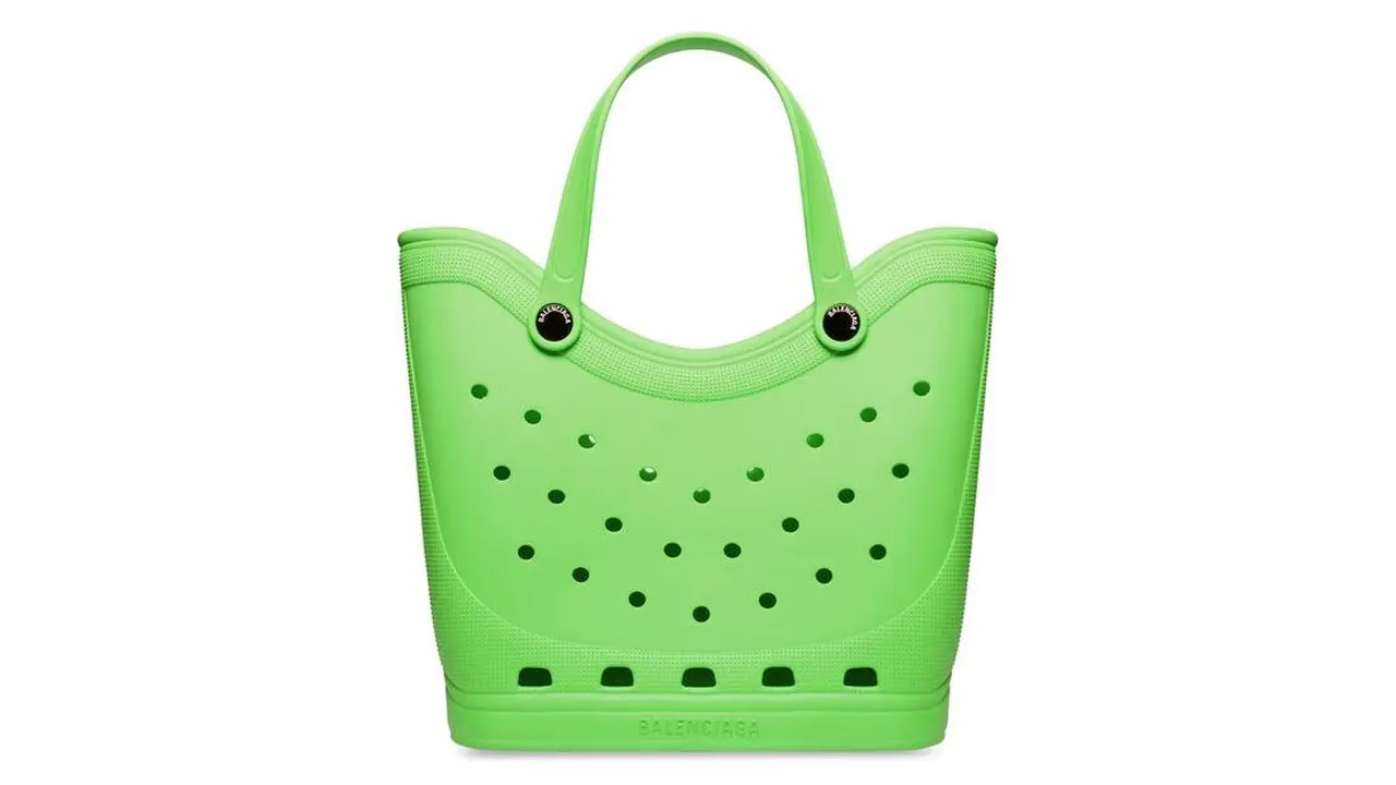 Balenciaga dan Crocs Kembali Berkolaborasi, Kali Ini Tas Karet Senilai Rp18,5 Juta, Tertarik Beli?