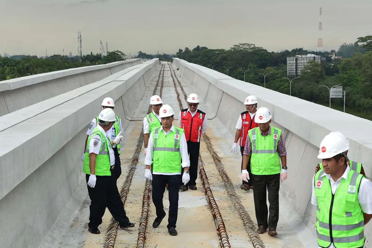 20170108-Menhub Tinjau Proyek LRT Jabodetabek-Jakarta