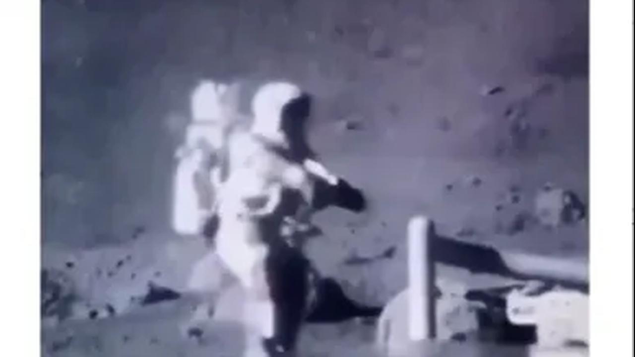 Sebuah video menunjukan bagaimana perjuangan astronot untuk bisa berjalan di Bulan.