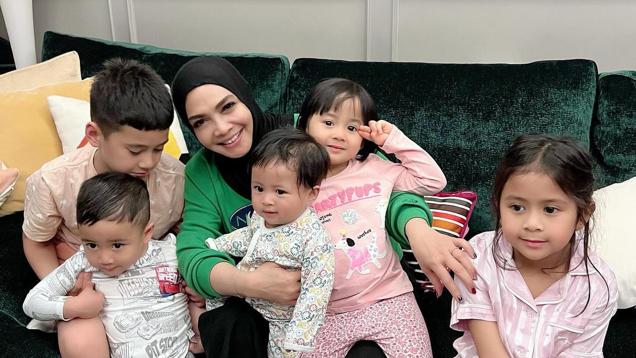 7 Potret Rieta Amilia Bareng Kelima Cucunya, Netizen Salfok Rafathar Jahil ke Rayanza