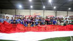 Suporter berfoto usai saat acara menjahit bendera Merah-Putih raksasa di Tangerang, Sabtu (31/10/2015). Selain ingin mencatat rekor dunia, tema dasar adalah "One Soul, One Nation Untuk Sepakbola Indonesia".  (Bola.com / Nicklas Hanoatubun).