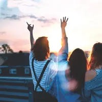 Simak bagaimana cara terbaik untuk menemukan pertemanan yang positif (Foto: Simon Maage/ Unsplash)