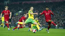 Pemain Norwich City Teemu Pukki (tengah) berebut bola dengan pemain Liverpool Joe Gomez pada pertandingan sepak bola Piala FA di Stadion Anfield, Liverpool, Inggris, 2 Maret 2022. Liverpool menang 2-1. (AP Photo/Jon Super)
