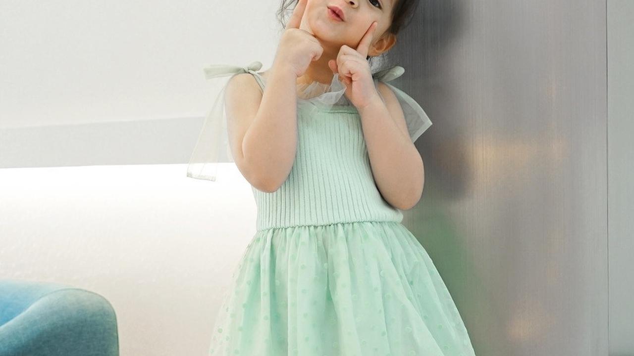 Chloe tidak hanya berdandan cantik seperti sang mama, tapi juga memiliki sejumlah ekspresi dan pose lucu yang pasti akan membuatmu semakin jatuh cinta.