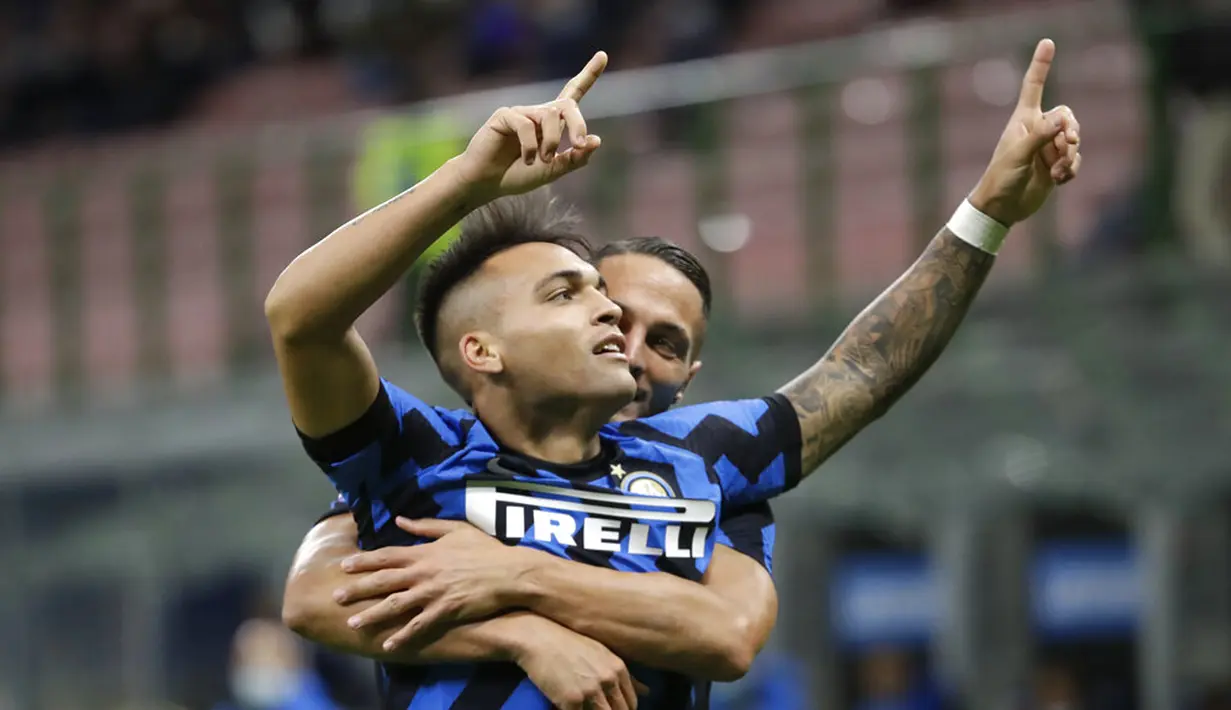 Pemain Inter Milan Lautaro Martinez (depan) merayakan bersama Danilo D'Ambrosio usai mencetak gol ke gawang Fiorentina pada pertandingan Serie A di Stadion San Siro, Milan, Italia, Sabtu (26/9/2020). Inter Milan mengalahkan Fiorentina dengan skor 4-3. (AP Photo/Luca Bruno)
