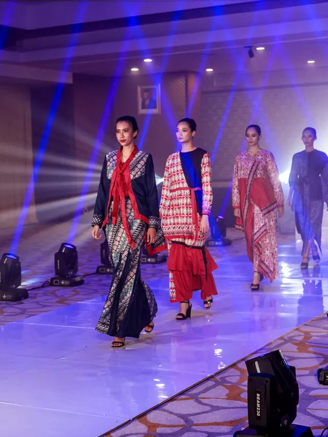 Lewat Bootcamp Fashion, Desainer Wignyo Rahadi Melatih Santri Mengembangkan Usaha Fashion dan Konveksi Berbasis Pesantren.