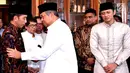Presiden ke-6 RI Susilo Bambang Yudhoyono (tengah) bersalaman dengan Presiden Joko Widodo atau Jokowi  (kiri) saat menerima kedatangan jenazah sang istri Ani Yudhoyono di Puri Cikeas, Bogor, Sabtu (1/6/2019). (Liputan6.com/Pool/Biro Pers Setpres)