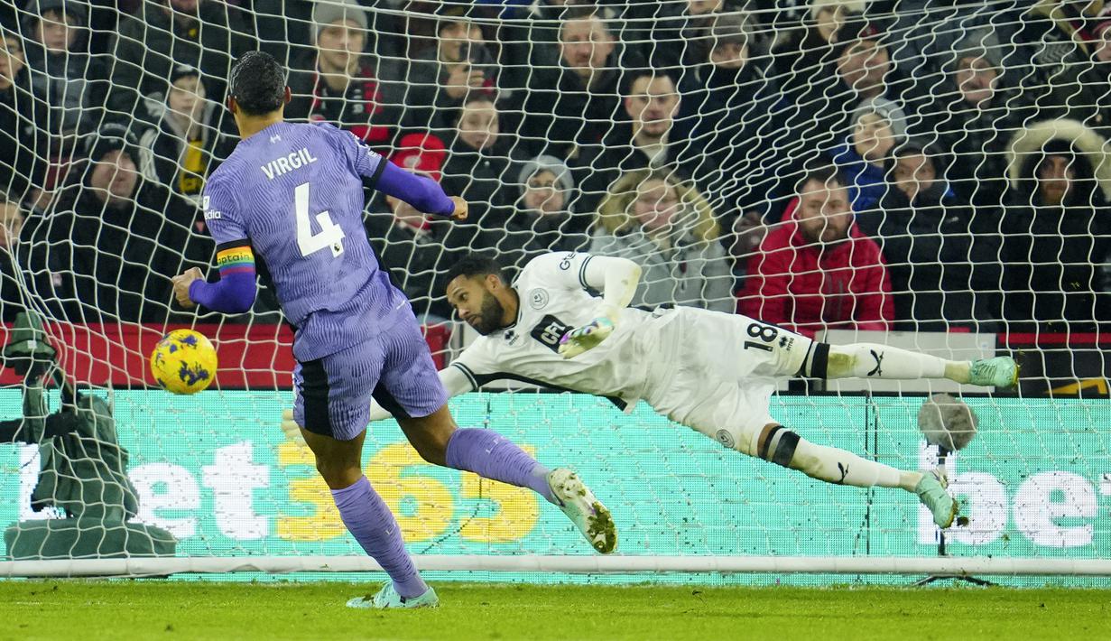 Bek Liverpool, Virgil van Dijk mencetak gol pertama timnya ke gawang Sheffield United pada laga pekan ke-15 Liga Inggris 2023/2024 di Bramall Lane, Sheffield, Kamis (7/12/2023) dini hari WIB. (AP Photo/Jon Super)
