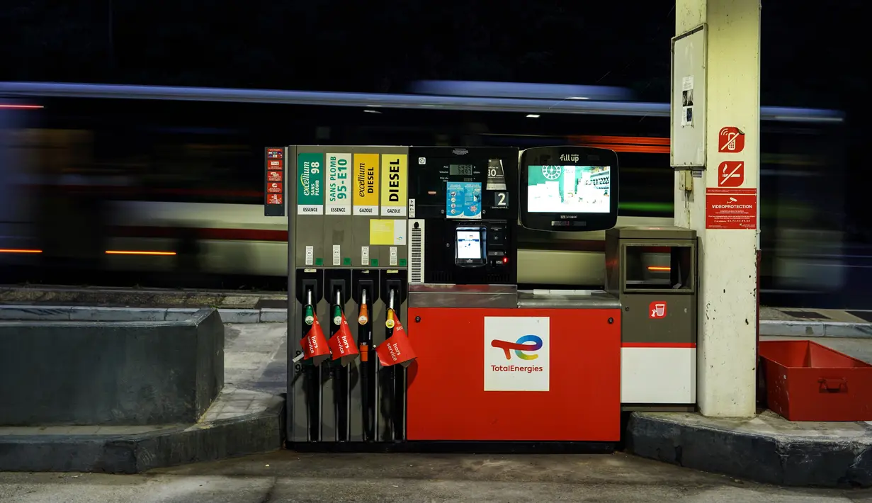 Sebuah pompa bensin tertutup terlihat di sebuah pompa bensin, di Lyon, Prancis tengah, Selasa (11/10/2022). Para peserta aksi mogok kerja menuntut kenaikan gaji sebagai kompensasi atas inflasi tinggi yang sedang dialami Prancis.  (AP Photo/Laurent Cipriani)