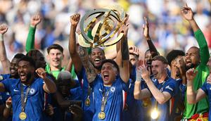 Gelandang Chelsea asal Argentina, Enzo Fernandez mengangkat trofi bersama rekan setimnya setelah berhasil meraih gelar juara Piala Dunia Antarklub 2025 di Stadion MetLife, East Rutherford, New Jersey, Amerika Serikat pada 13 Juli 2025 waktu setempat atau Senin (14/7/2025) dini hari WIB. (ANGELA WEISS/AFP)