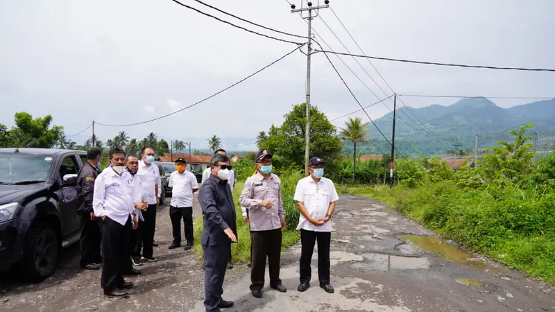 Bupati  Garut Rudy Gunawan nampak tengah melakukan inspeksi sejumlah proyek infrastrktur jalan yang akan kembali digulirkan tahun ini.