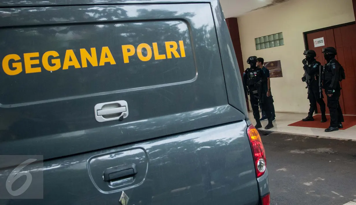 Petugas berjaga-jaga di sekitar RS Polri Kramat Jati, Jakarta Timur, Senin (27/2). Jenazah YC yang tewas tertembak akan dilakukan autopsi lebih lanjut. (Liputan6.com/Gempur M Surya)