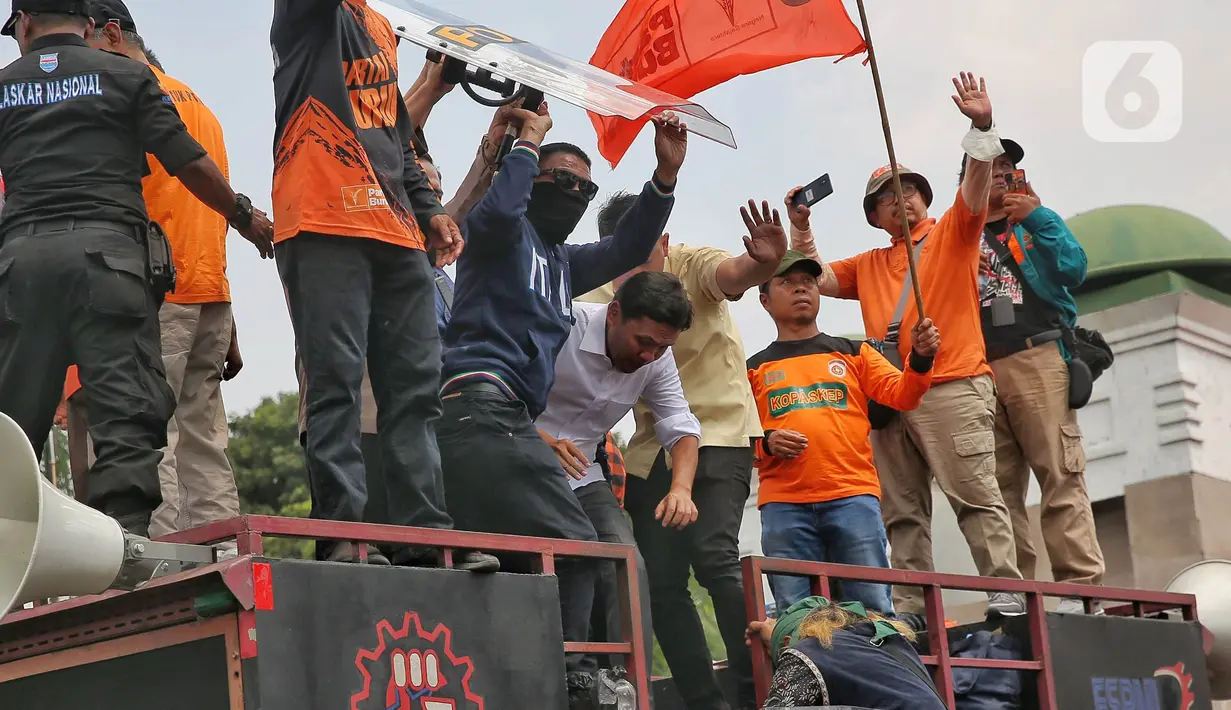 Massa menuntut para anggota DPR untuk tidak merubah dan menerima hasil putusan Mahkamah Konstitusi (MK) soal ambang batas syarat pencalonan kepala daerah dan batas kandidat peserta Pilkada 2024. (Liputan6.com/Angga Yuniar)