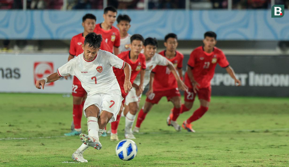 Pemain Timnas Indonesia U-16, Muhamad Zahaby Gholy, melepaskan tendangan penalti ke gawang Laos dalam laga terakhir Grup A Piala AFF U-16 2024 di Stadion Manahan Solo, Kamis, (27/6/2024). Kemenangan ini memastikan Indonesia lolos ke babak semifinal Piala AFF U-16 2024. (Bola.com/Radifa Arsa)