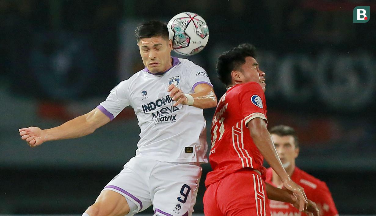 Pemain Persija Jakarta, Muhammad Ferarri (kanan) duel udara dengan pemain Persita Tangerang, Ramiro Fergonzi pada laga pekan keenam BRI Liga 1 2022/2023 di Stadion Patriot Candrabhaga, Bekasi, Rabu (24/8/2022). (Bola.com/M Iqbal Ichsan)