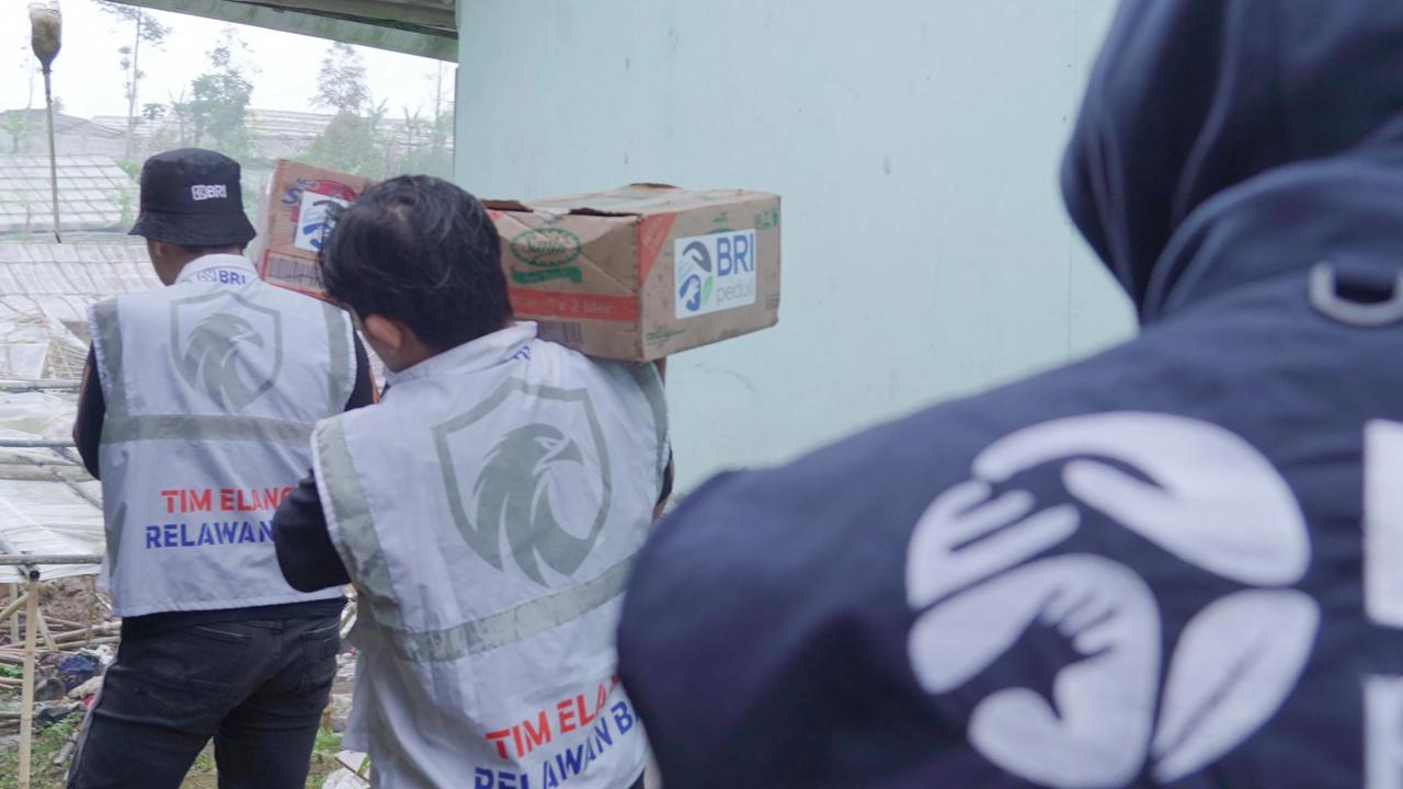 Relawan BRI Peduli Salurkan Bantuan Bagi Warga Terdampak Bencana Longsor Cisarua Bandung