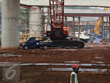 Aktivitas pembangunan jalan tol Depok-Antasari di kawasan Pondok Labu, Jaksel, Rabu (2/12/2015). Progress fisik Seksi I ruas Antasari-Sawangan sepanjang 12 km tersebut ditargetkan rampung pertengahan 2016. (Liputan6.com/Immanuel Antonius)