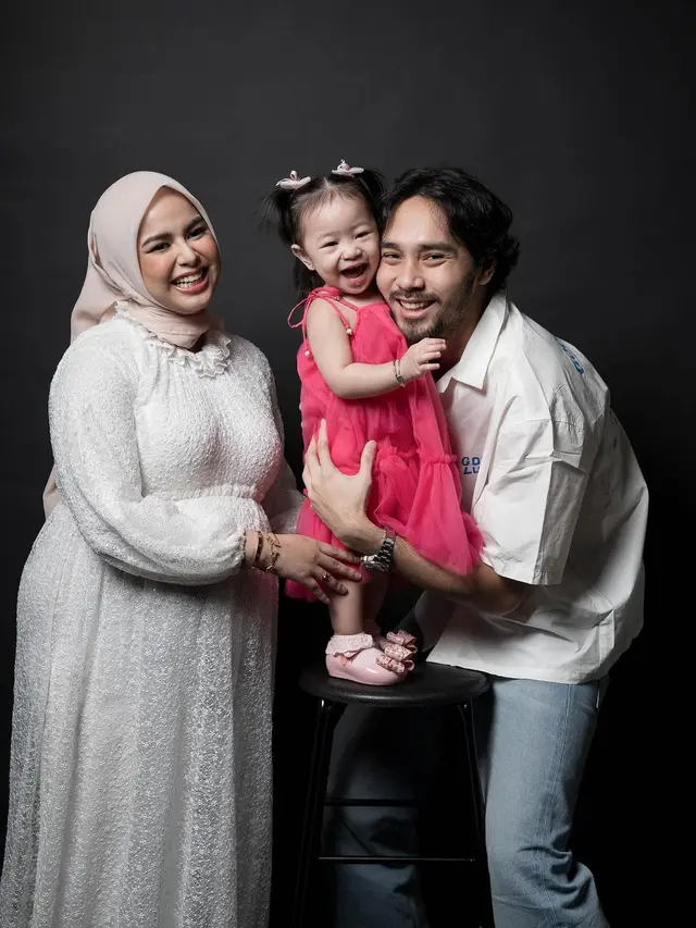 6 Potret Maternity Shoot Istri Megantara, Menawan dengan Baby Bump Besar