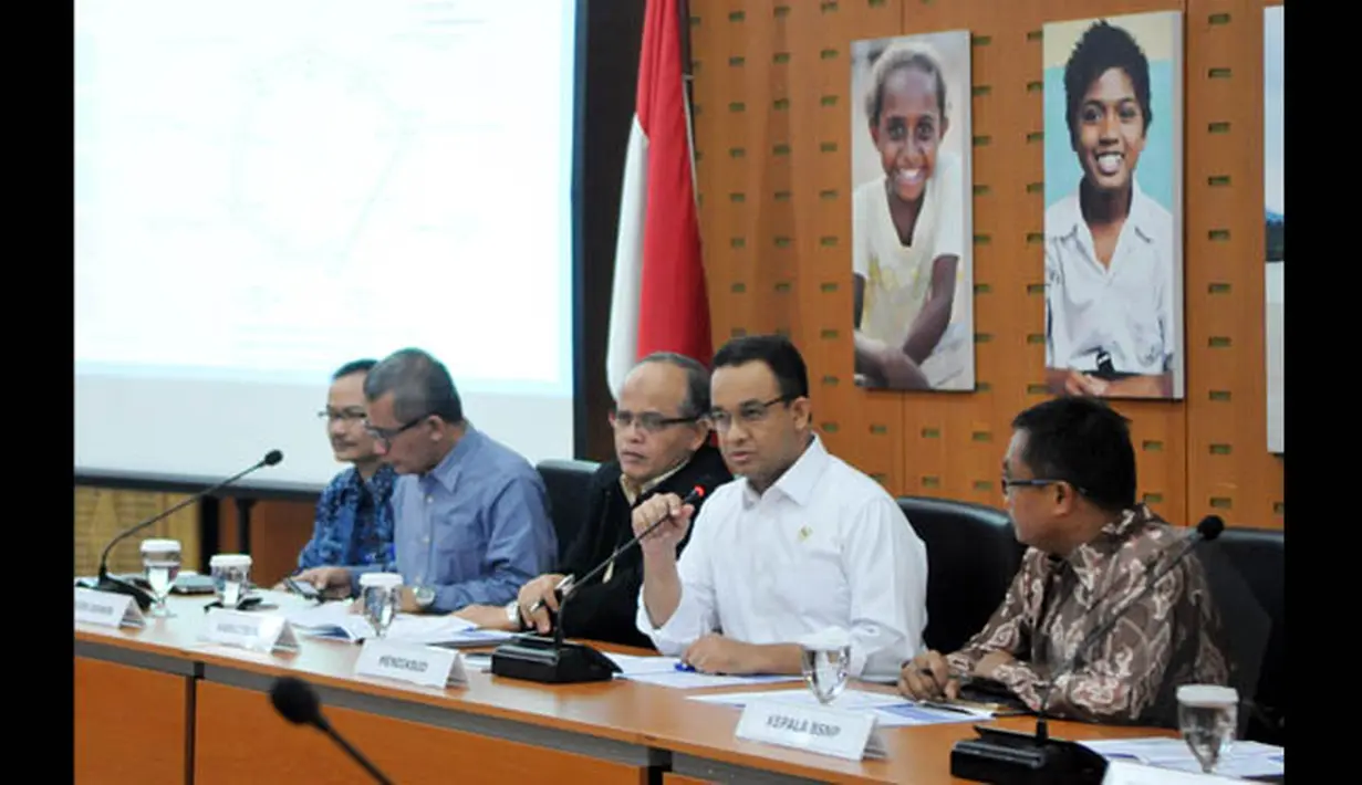 Mendikbud Anies Baswedan didampingi Kabalitbang Kemendikbud Furqon, Dirjen Dikmen,  Ahmad Jazidie, dan Dirjen Dikdas, Hamid Muhammad, Kepala Puspendik Kemendikbud Nizam, serta Bambang anggota BSNP, Jakarta, Jumat (23/1/2015). (Liputan6.com/Panji Diksana)