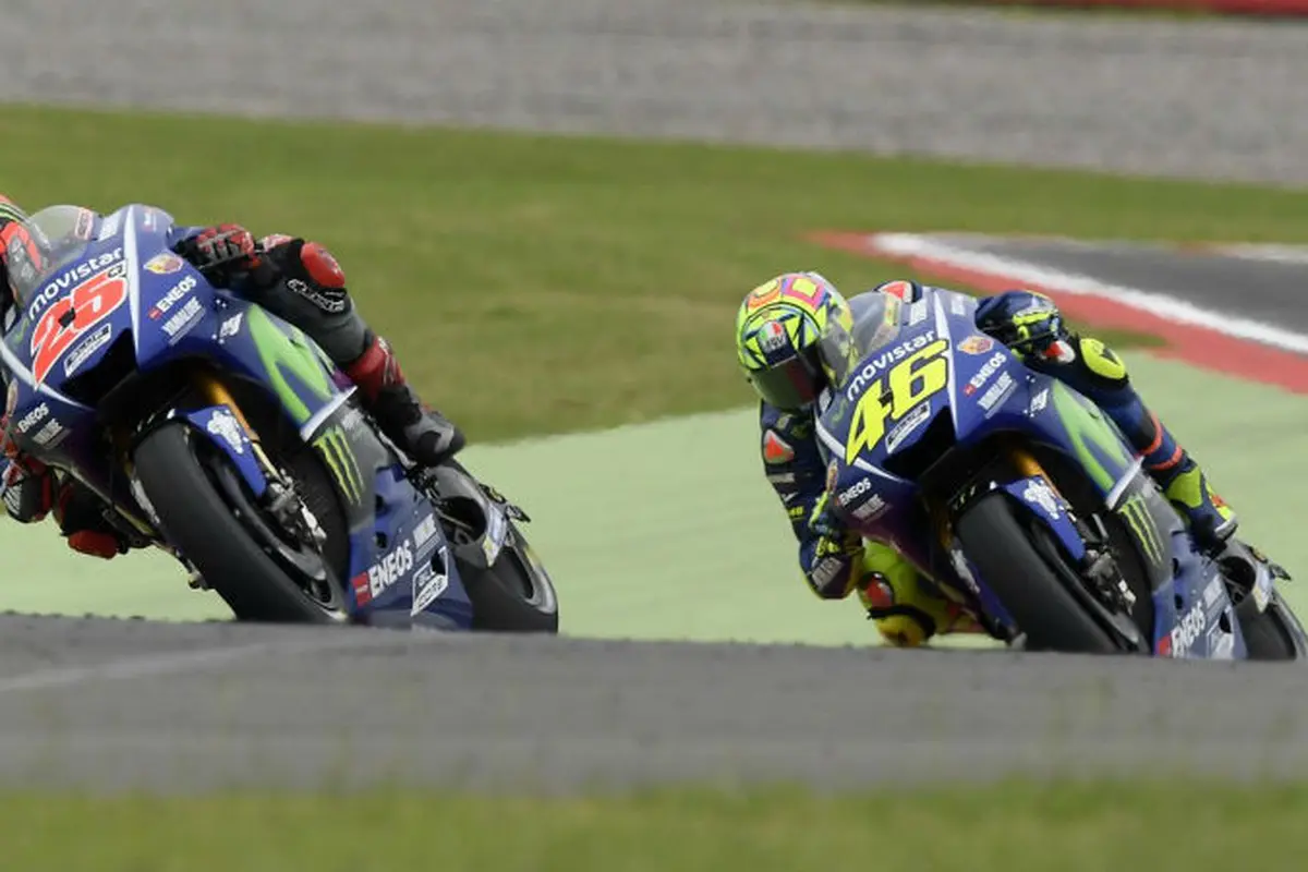 Maverick Vinales dan Valentino Rossi.