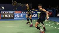 Ganda putra Indonesia, Fajar Alfian/Rian Ardianto, berhasil mengalahkan ganda Thailand, Kittinupong Kedren/Dechapol Puavaranukroh, pada BCA Indonesia Open di JCC, Jakarta, Jumat (16/6/2017). (Bola.com/Vitalis Yogi Trisna)