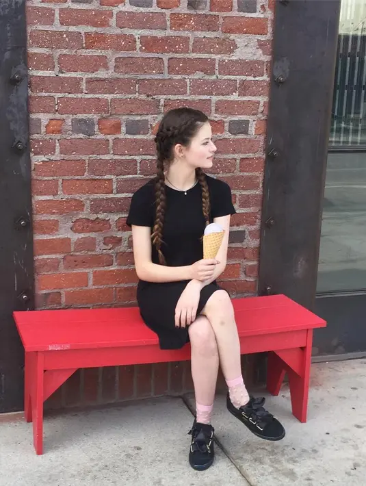 Ketika kamu melihatnya sebagai anak-anak dalam film itu, kini Mackenzie Foy sendiri sudah berusia 17 tahun, lho! (instagram/mackenziefoy)