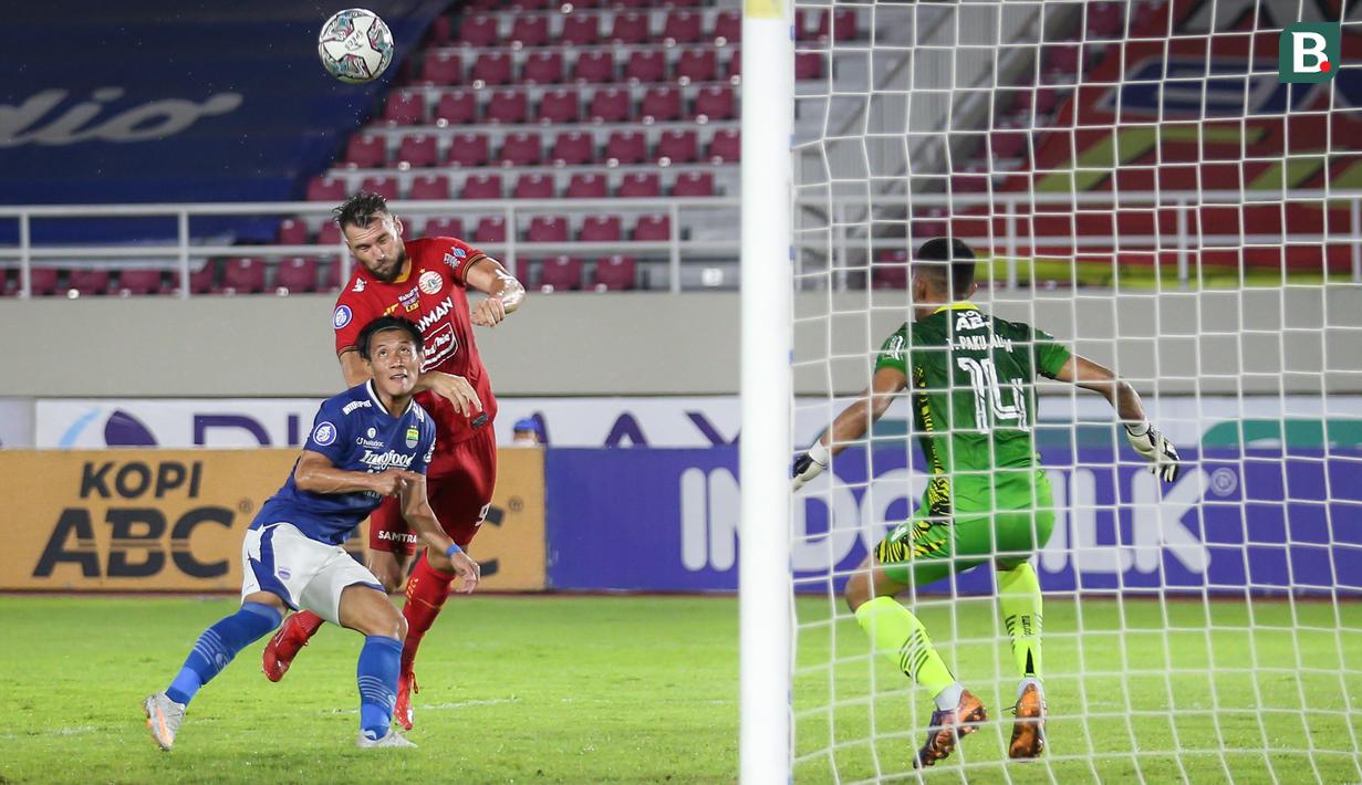 Gol tunggal Persija Jakarta dicetak oleh Marko Simic pada menit 45+1 babak pertama. Memanfaatkan umpan silang, Simic melepaskan sundulan yang gagal diantisipasi kiper Persib Bandung. (Bola.com/Bagaskara Lazuardi)