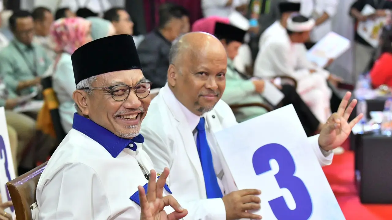 Calon Gubernur Jawa Barat, Ahmad Syaikhu, bersama Calon Wakil Gubernur Jawa Barat Ilham Habibie, menghadiri Pengundian dan Penetapan Nomor Urut Pasangan Calon Gubernur dan Wakil Gubernur Jawa Barat yang diselenggarakan oleh KPUD Jabar, Senin (23/9/2024)