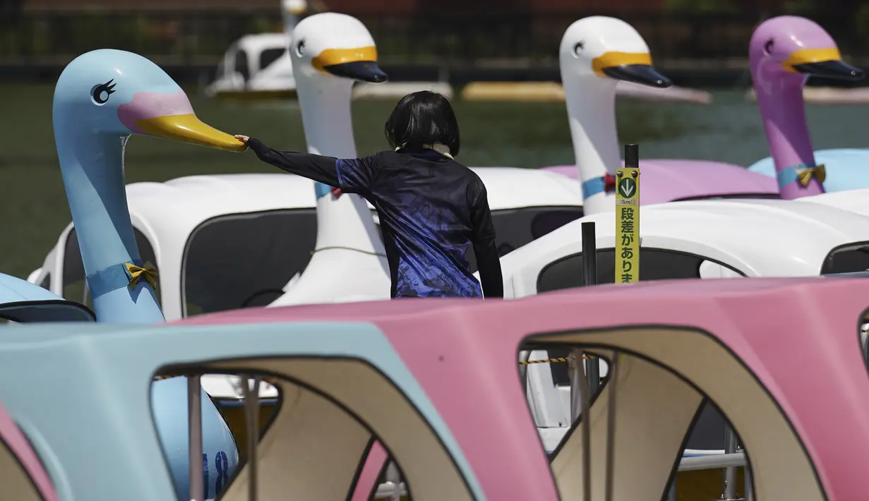 Ibukota Jepang dilanda gelombang panas yang tidak sesuai musim, menyoroti bagaimana pemanasan global terus berdampak pada kesehatan dan aktivitas ekonomi. (AP Photo/Eugene Hoshiko)
