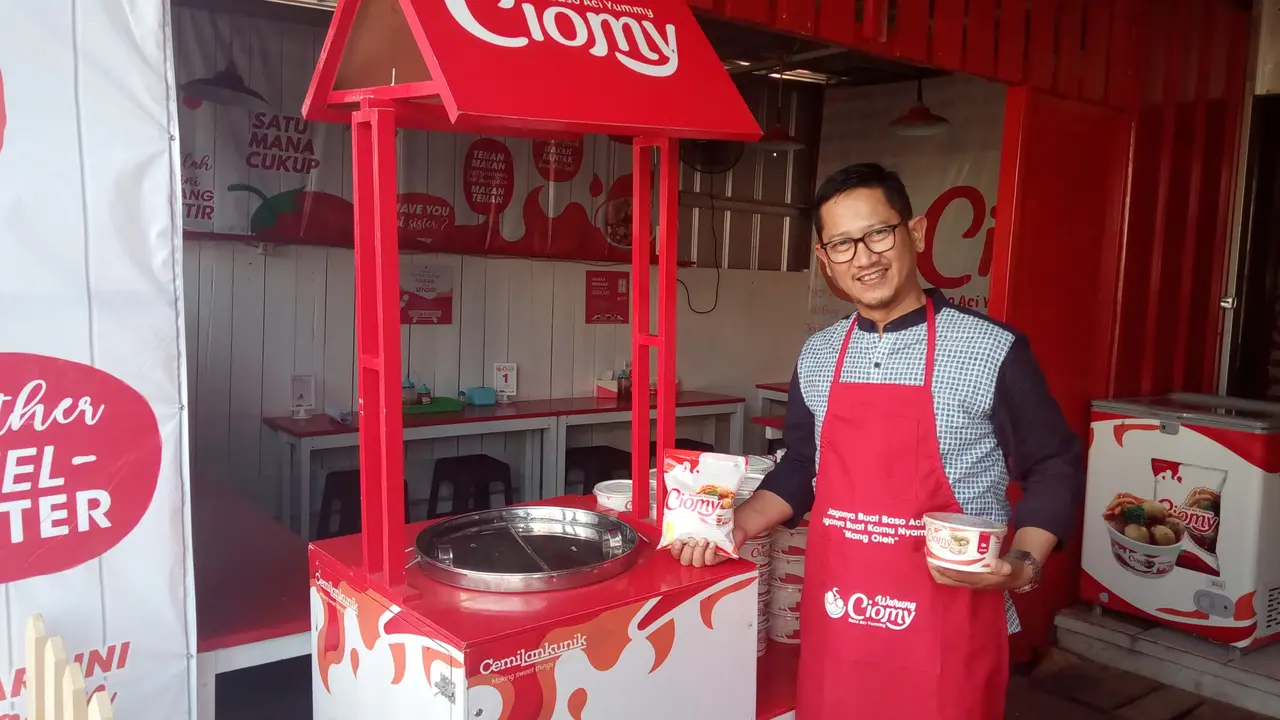 Yadi Purnama Alam (44), CEO Baso Aci Ciomy, tengah menunjukan dua varian baru baso aci Cimoy di gerai barunya Warung baso Aci Ciomy, Jalan Otista Tarogong Garut, Jawa Barat