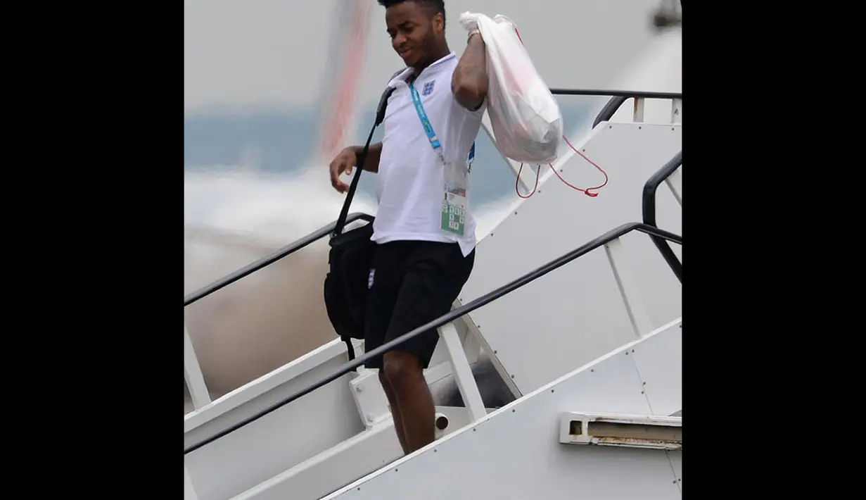 Pemain Inggris Raheem Sterling nyaris tanpa senyum tiba saat di bandara Manchester, Inggris (25/06/2014) (REUTERS/Nigel Roddis) 